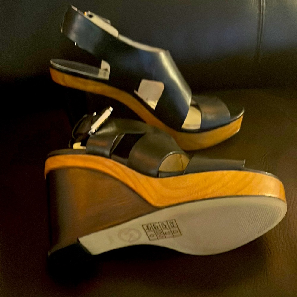 Micheal Kors Platforms, Size 81/2 Medium, Black, Never been worn